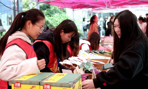 对口扶贫，感恩生活 大型农副产品展销会首次服务高校师生